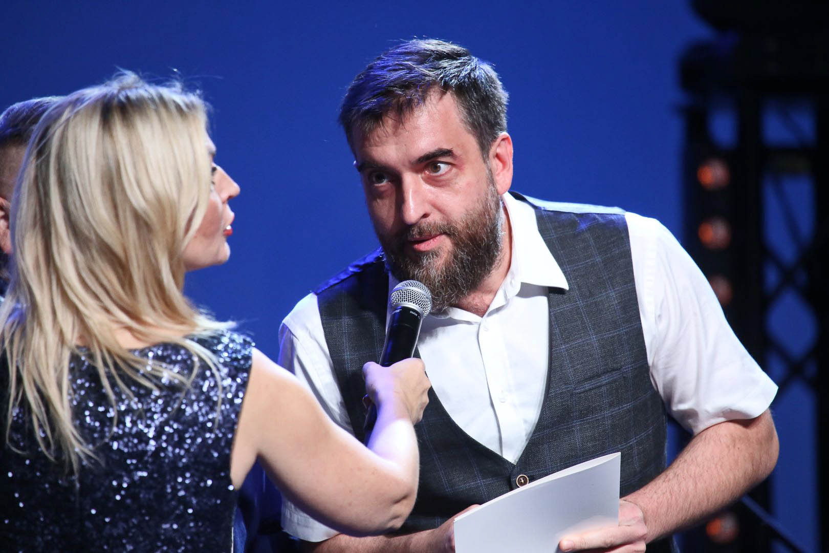 Prowadząca i laureat z mikrofonem podczas gali