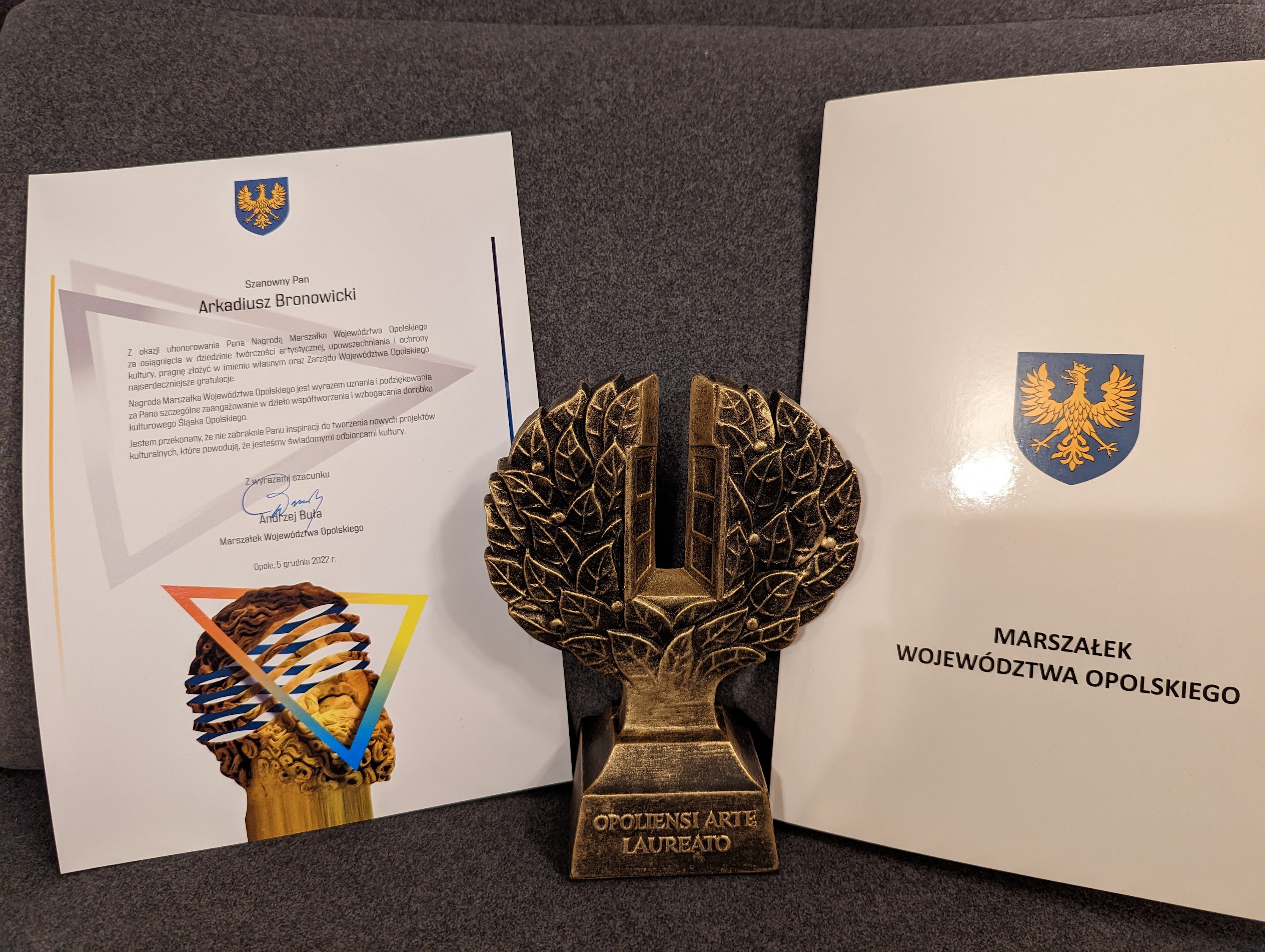 Statuetka i dyplom nagrody Marszałka Województwa Opolskiego