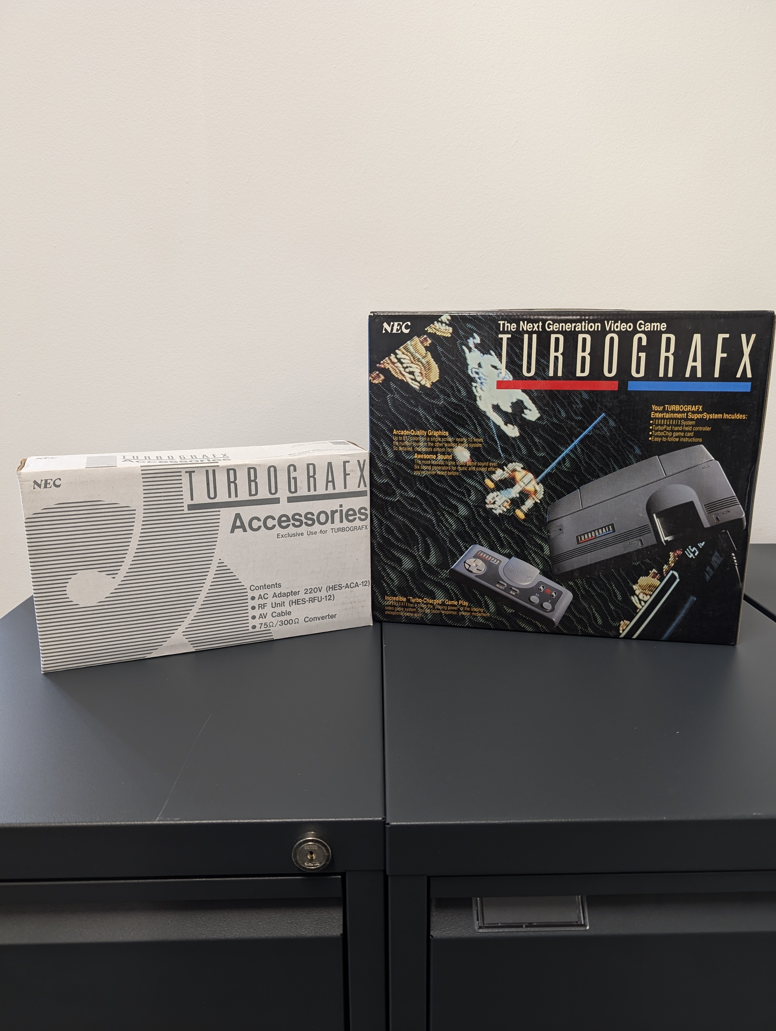 Pudełko konsoli NEC TurboGrafx-16 obok pudełka akcesoriów