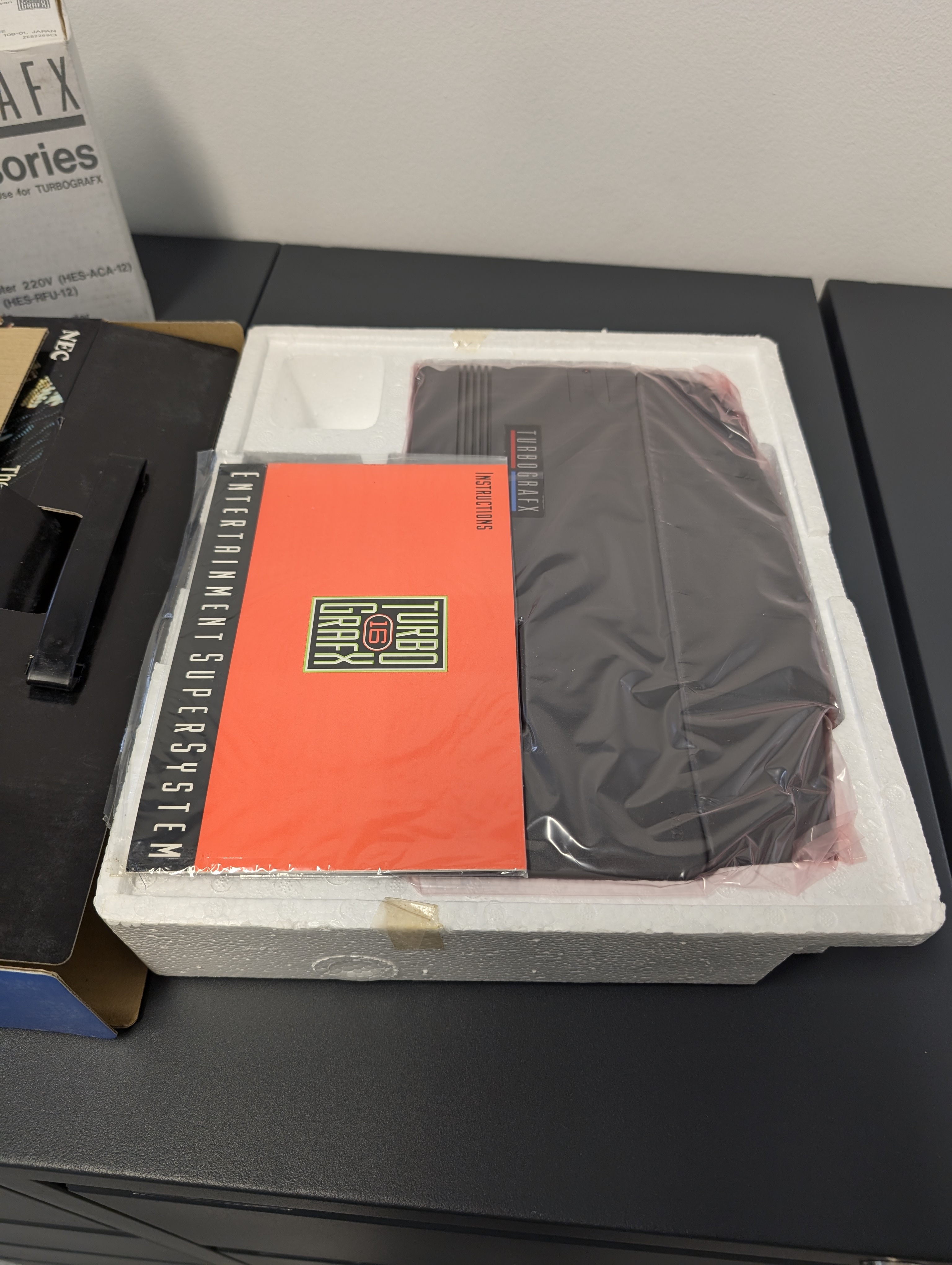 Otwarte pudełko TurboGrafx-16 z instrukcją Entertainment SuperSystem