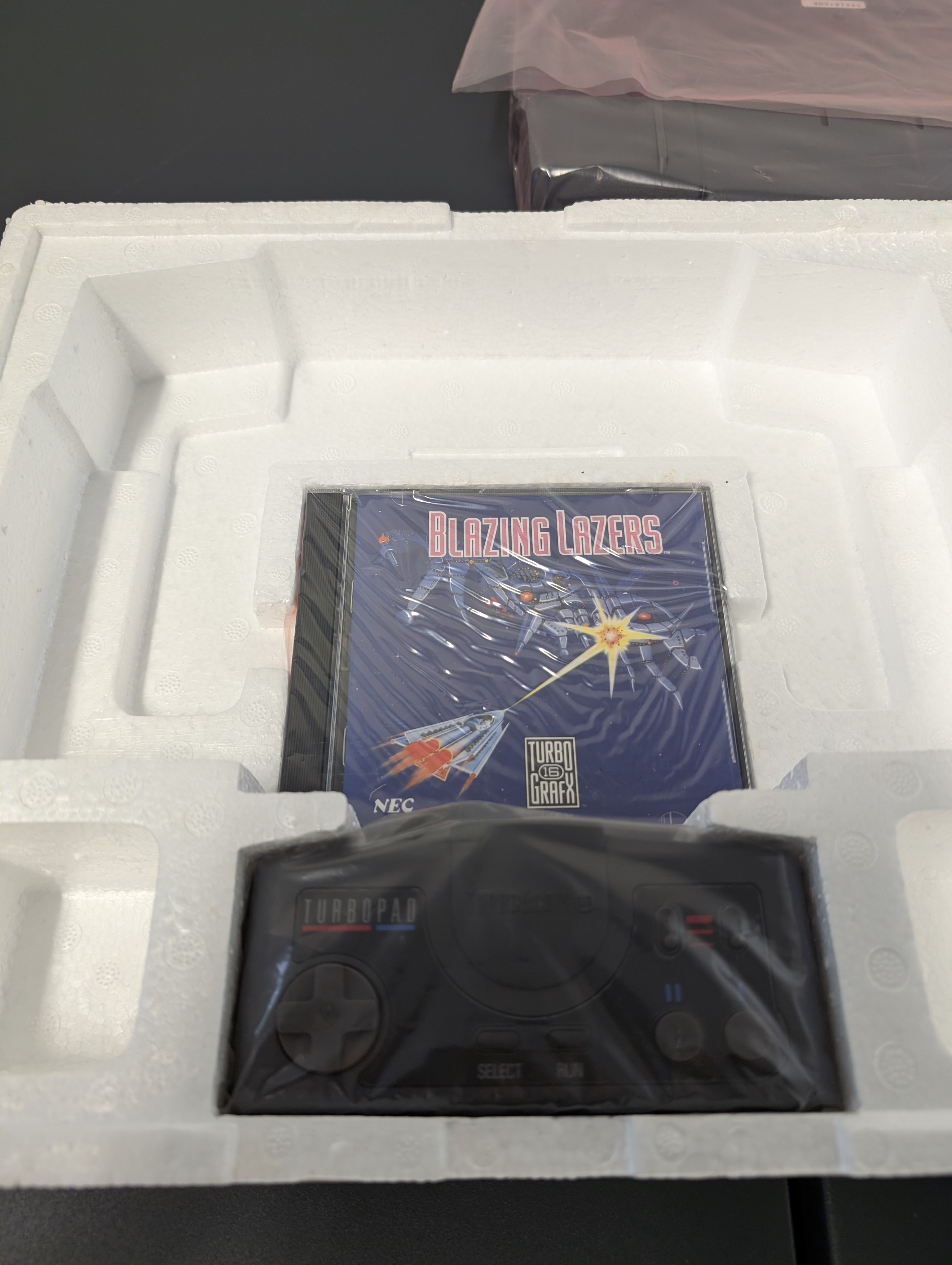Konsola TurboGrafx-16 z grą „Blazing Lazers” w opakowaniu