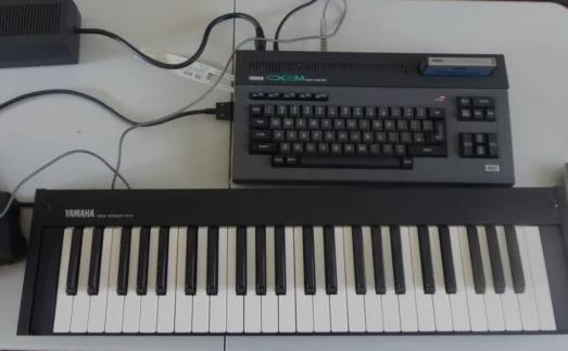 Yamaha CX5M – komputer muzyczny MSX z klawiaturą fortepianową