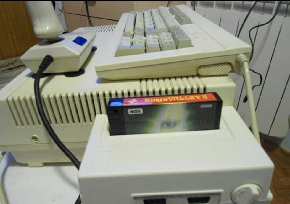Komputer SpectraVideo z magnetofonem kasetowym