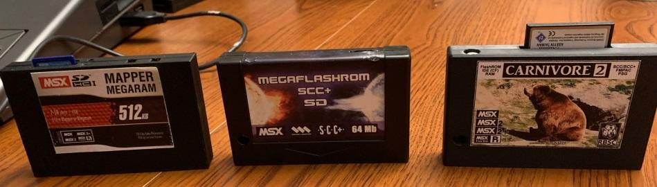 Trzy kartridże z grami MSX na stole