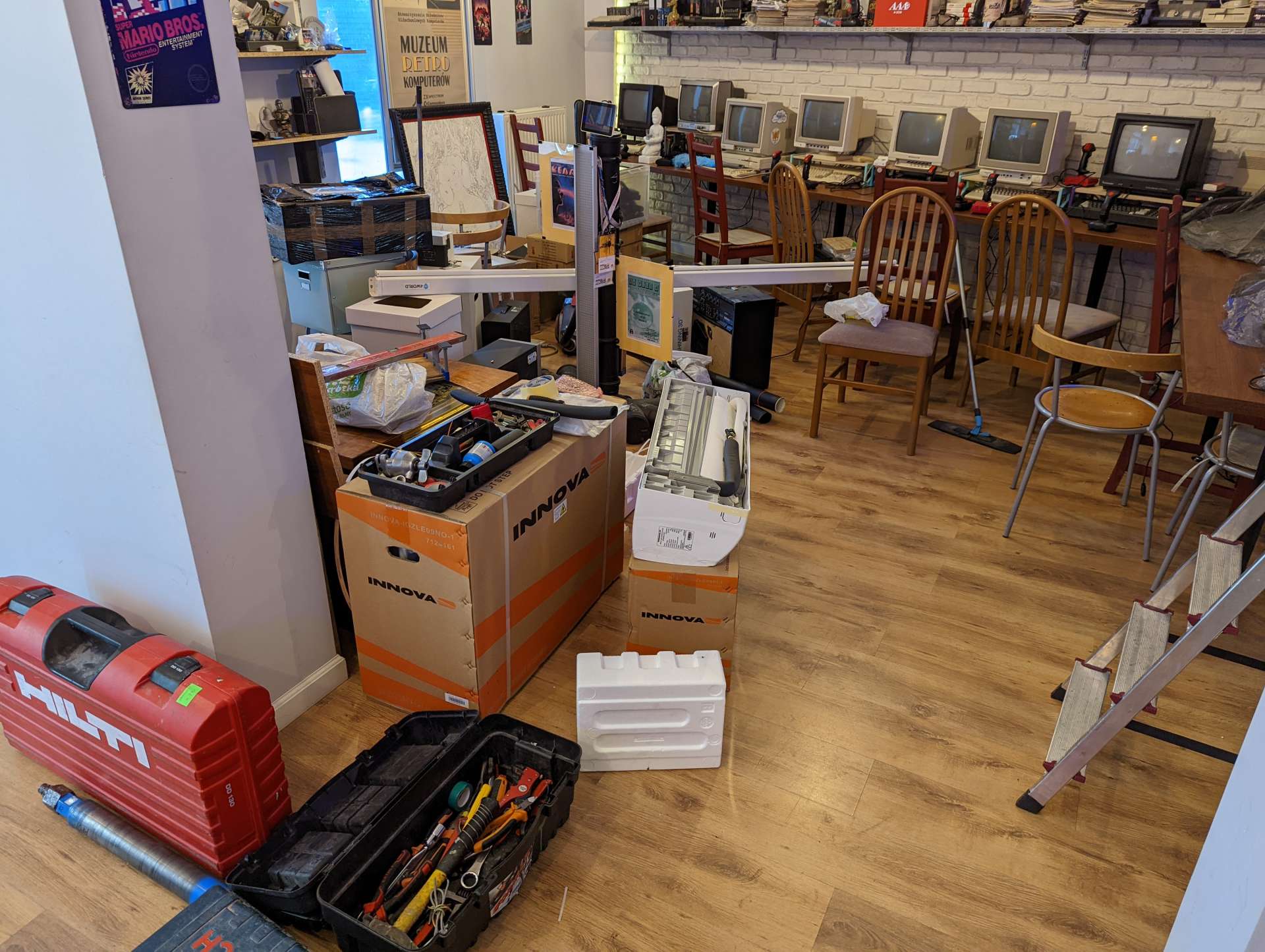 Wnętrze muzeum z retro komputerami i obrazami na ścianach