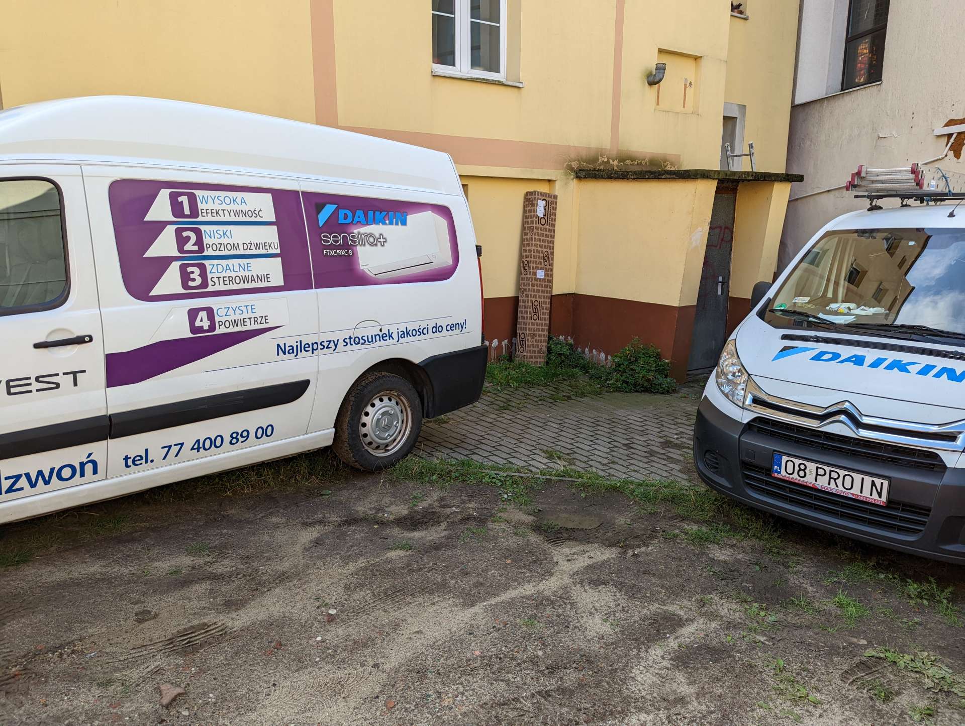 Van firmy montażowej (Daikin) zaparkowany przy budynku