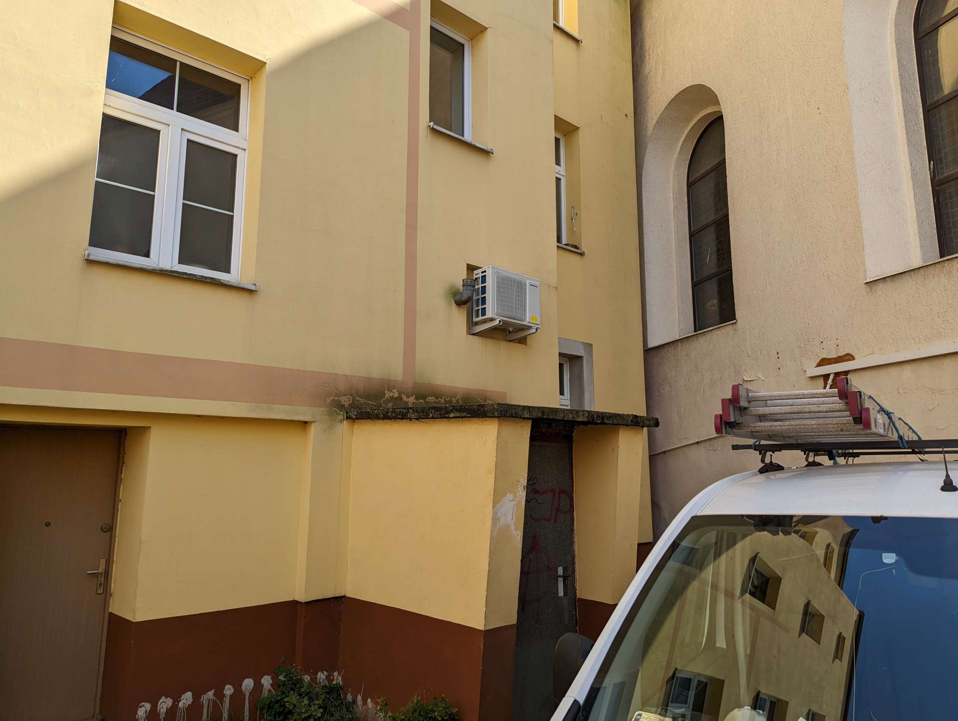Elewacja budynku z jednostką zewnętrzną klimatyzacji
