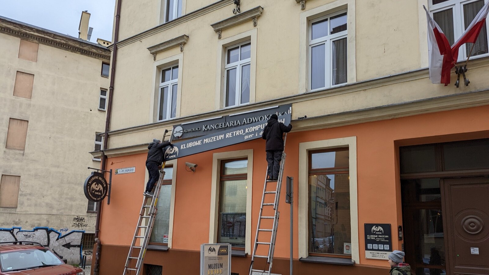 Montaż szyldu Klubowego Muzeum Retro Komputerów na kamienicy przy ul. Łangowskiego w Opolu